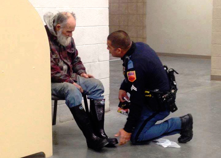 Er soll einen Obdachlosen wegbringen. Was dieser Polizist vorher macht, ist einfach herzerwärmend!