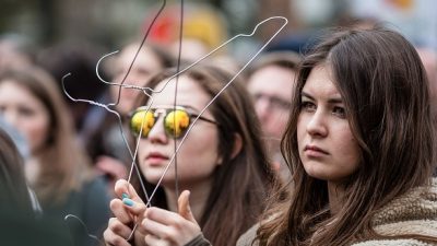 Polnische Regierung will Abtreibungsverbot: Tausende demonstrieren dagegen