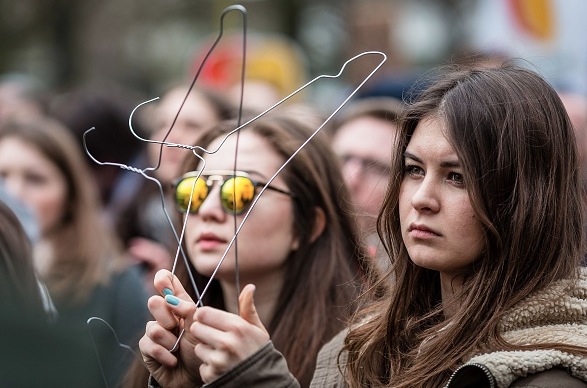 Polnische Regierung will Abtreibungsverbot: Tausende demonstrieren dagegen