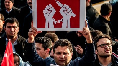 Das Ende der unabhängigen Medien in der Türkei: Regierungstreuer Konzern kauft größte Mediengruppe