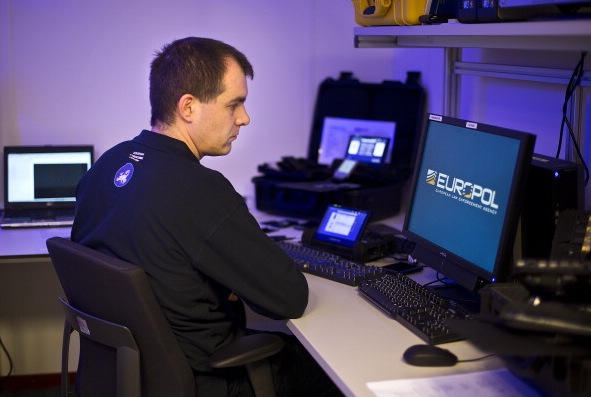 Europol sucht flüchtige Schwerverbrecher per Adventskalender