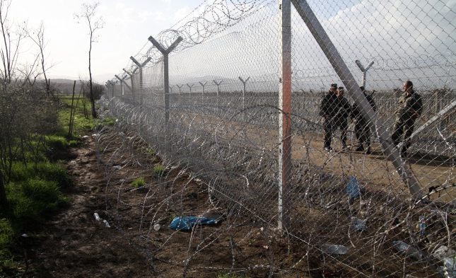 Migranten versuchen Zaun zu überwinden: Mazedonische Polizei setzt Tränengas ein
