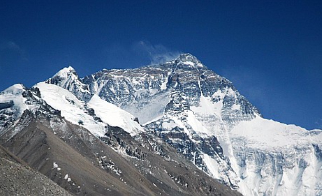 Ein Toter bei Bruchlandung von Transportflugzeug nahe des Mount Everest