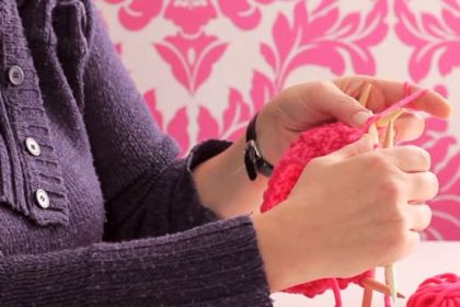 Designforscherin entwickelt Strickjacke für Schlaganfallpatienten
