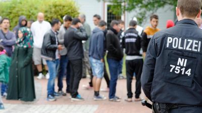 Flüchtlingskrise: Die unkontrollierte Masseneinwanderung bringt Abschiebehaft, Fußfesseln und massive Videoüberwachung