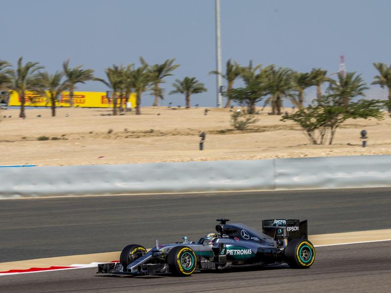 Hamilton auf Pole in Bahrain vor Rosberg und Vettel