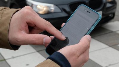 Smartphones lenken viele Fußgänger ab