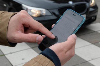 Smartphones lenken viele Fußgänger ab