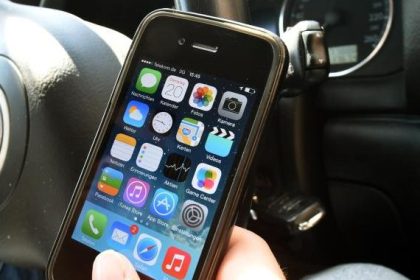Studie warnt vor großer Unfallgefahr durch Handy am Steuer