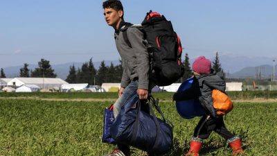 Hunderte verlassen wilde Lager von Idomeni und Piräus