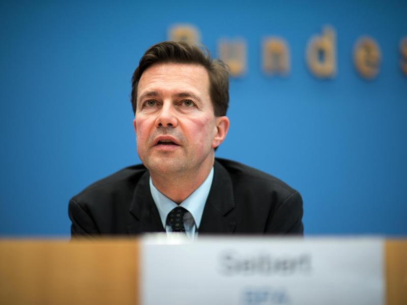 Seibert verteidigt Beherbergungsverbot: Kenne in der Regierung „niemanden, der Panik macht“