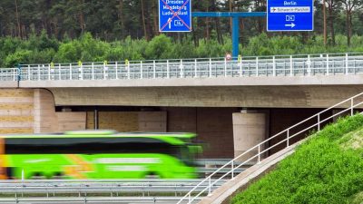 Gegen illegale Einwanderer: Mehr als 3000 Fernbusse bei einwöchiger Schleierfahndung kontrolliert