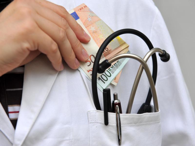 Gesetz gegen Korruption im Gesundheitswesen: Korrupten Ärzten und Apothekern droht künftig Haft