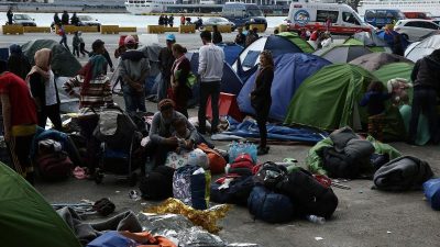 Migranten besetzten Hafenanlagen: Athen räumt improvisiertes Flüchtlingslager in Piräus