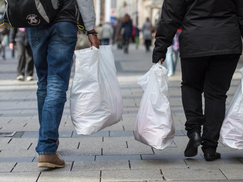 Gebühr für Plastiktüten im Einzelhandel soll kommen