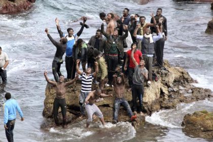 220 Flüchtlinge überwinden Sperranlage von Marokko in spanische Exklave Ceuta