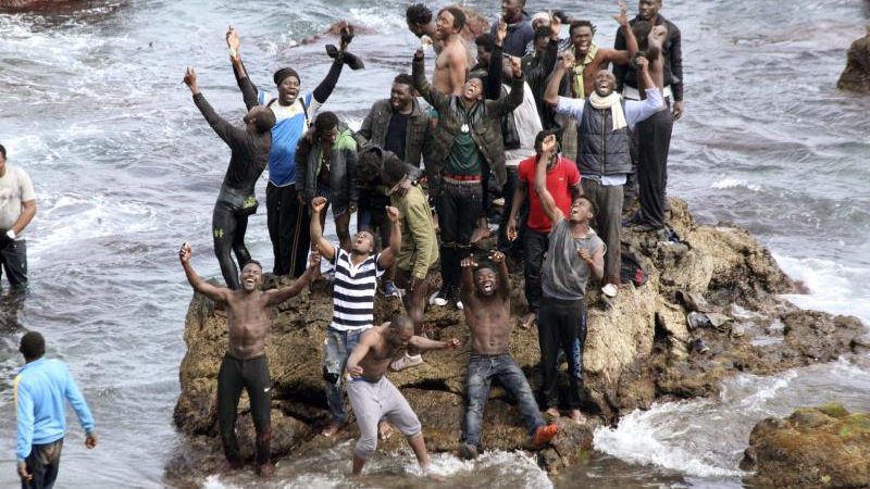 Migranten stürmen in Ceuta auf spanisches Gebiet