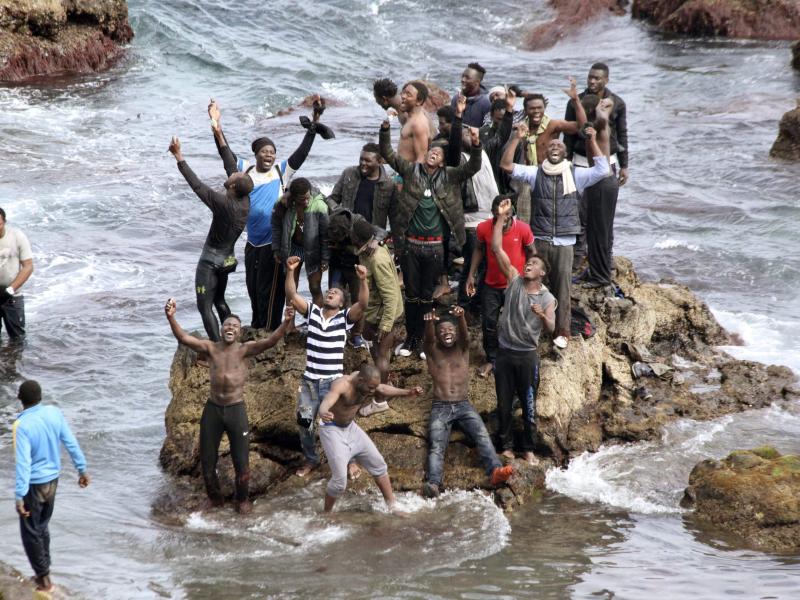 220 Flüchtlinge überwinden Sperranlage von Marokko in spanische Exklave Ceuta