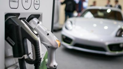 Minister stellen E-Auto-Paket vor – 4000 Euro Prämie?