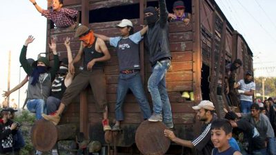 Idomeni: Wilde Randalierer stürmen Grenzzaun mit Waggon als Rammbock