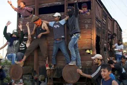 Idomeni: Wilde Randalierer stürmen Grenzzaun mit Waggon als Rammbock