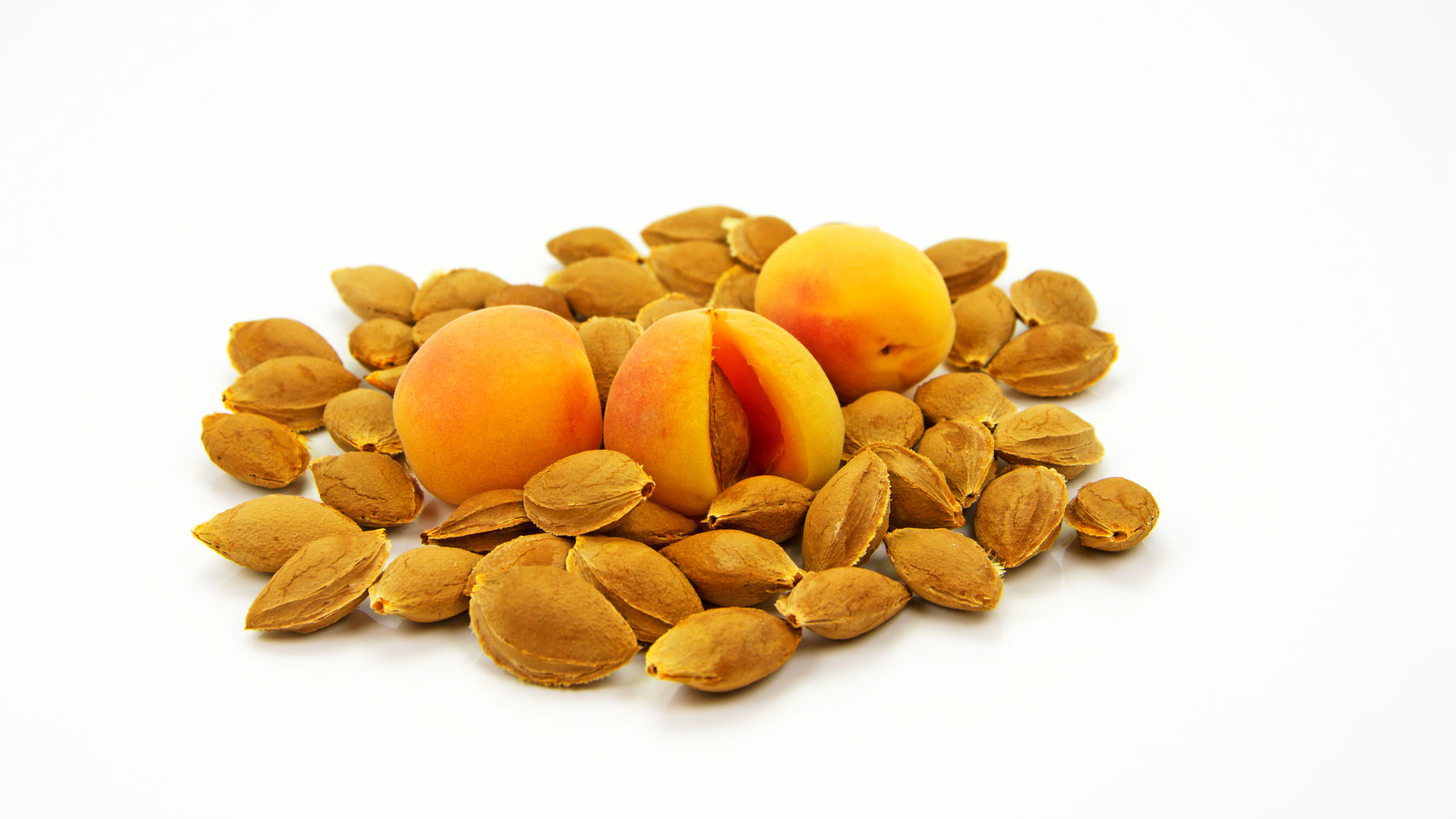 Aprikosenkerne, Reishipilze und Backpulver: Diese Lebensmittel lindern den Krebs