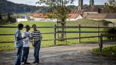 Schweiz droht mit 4.500 Euro Strafe: Muslime müssen Lehrerin Hand geben