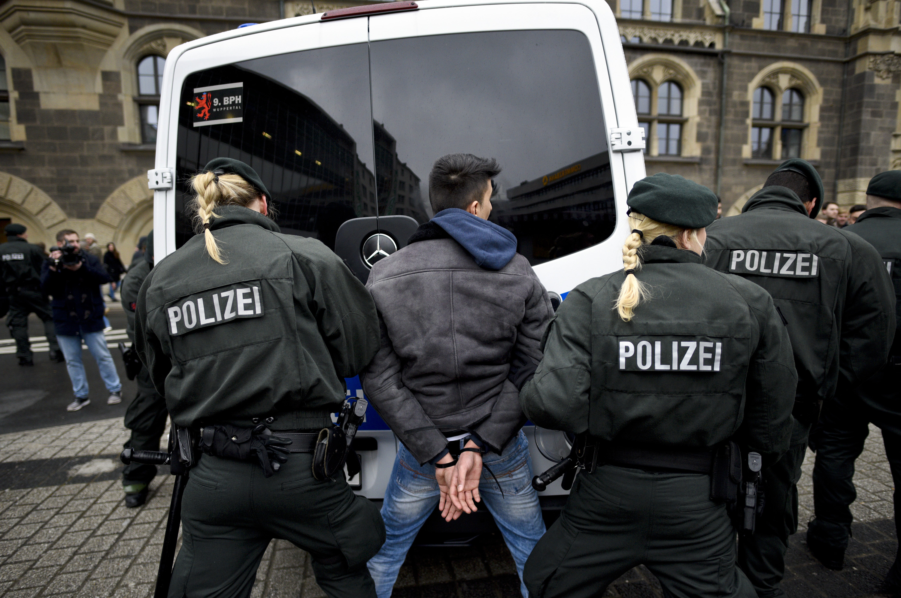 „Wir beobachten diese Respektlosigkeit seit Langem“: GdP NRW fordert mindestens 6 Monate Haft bei Angriffen auf Polizei