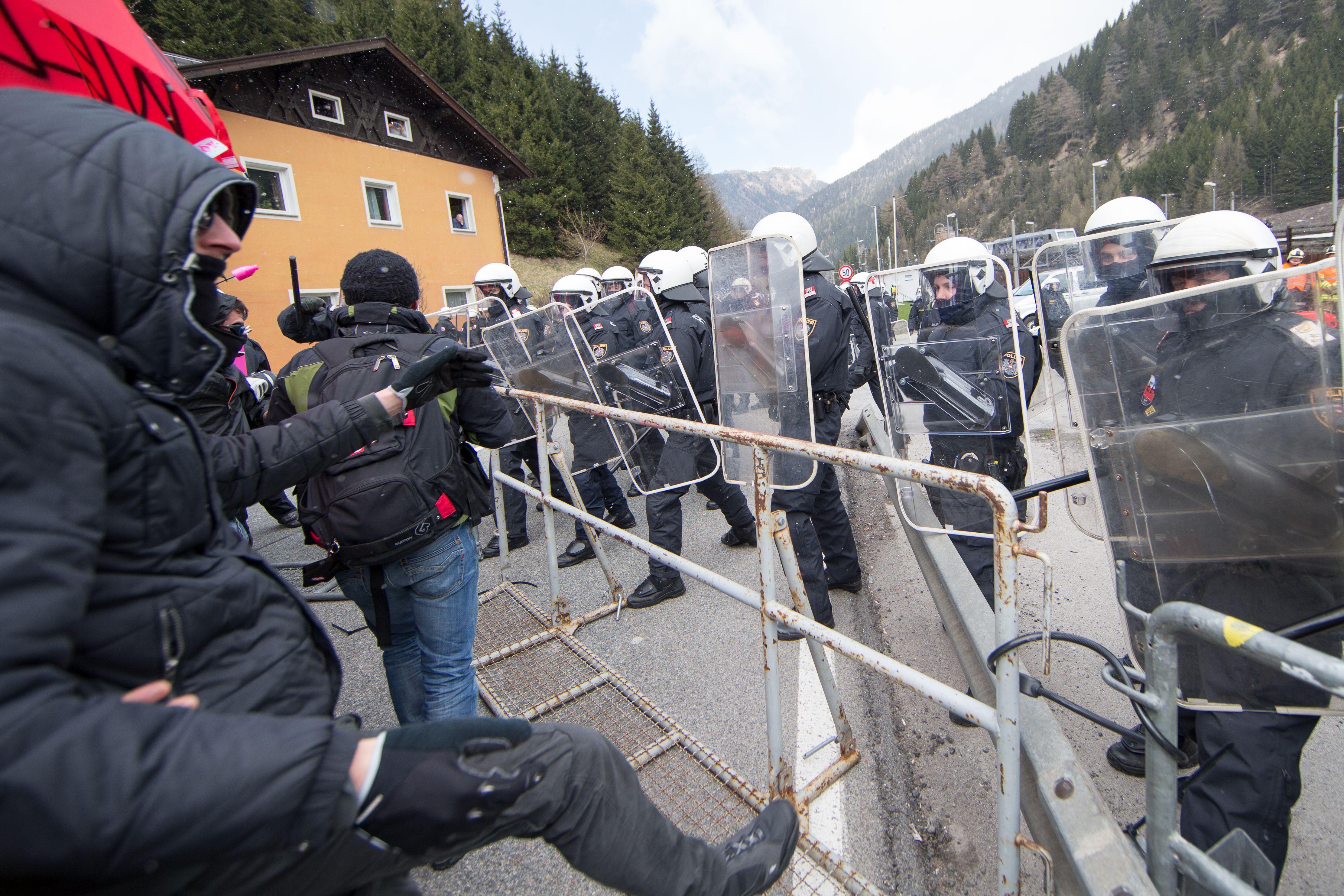 Livestream: Vom Brennerpass – 400 Linksradikale demonstrieren gegen Grenzschließungen
