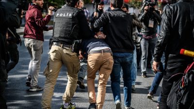 Polizei geht gewaltsam gegen Demonstranten in Istanbul vor