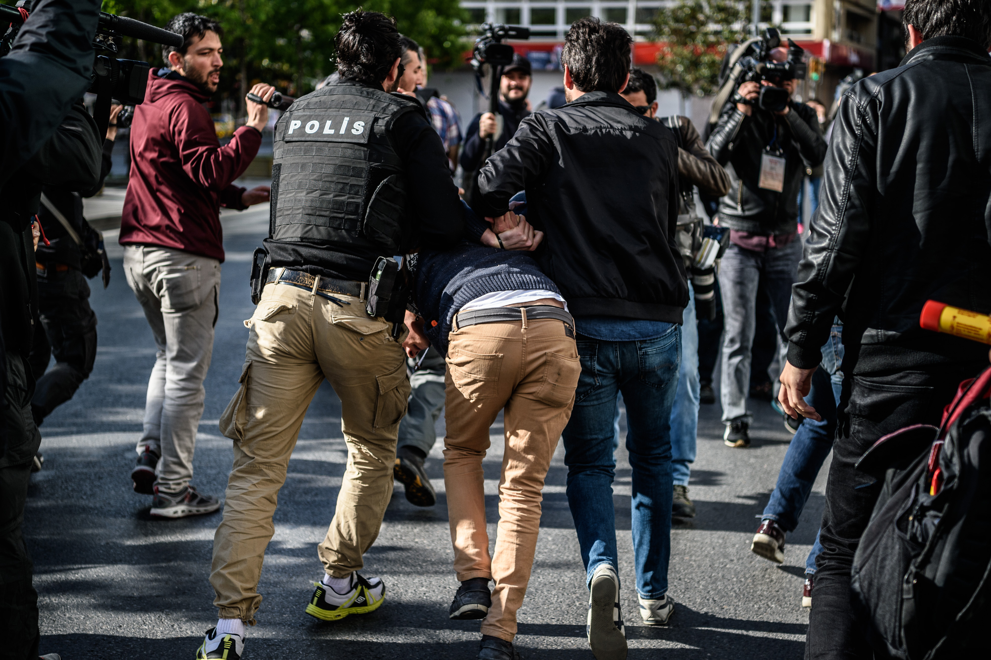 Polizei geht gewaltsam gegen Demonstranten in Istanbul vor