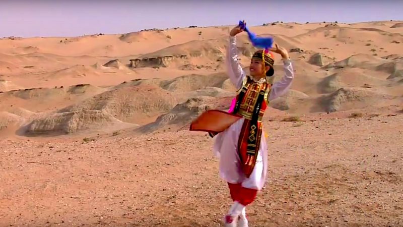 Sie fährt in die Wüste Gobi. Was sie dort treibt, ist einfach hypnotisch!