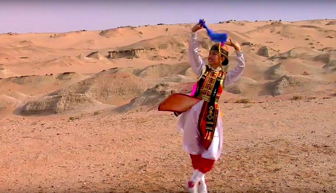 Sie fährt in die Wüste Gobi. Was sie dort treibt, ist einfach hypnotisch!