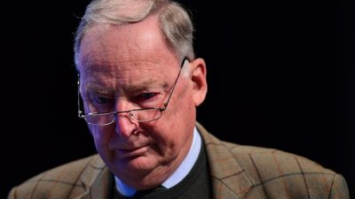 „Nazis brauchen keinen Badespaß“: AfD-Chef Gauland beim Baden in Potsdam bestohlen – Journalisten feiern