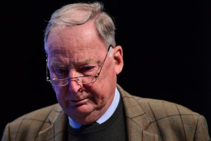 “Nazis brauchen keinen Badespaß”: AfD-Chef Gauland beim Baden in Potsdam bestohlen – Journalisten feiern