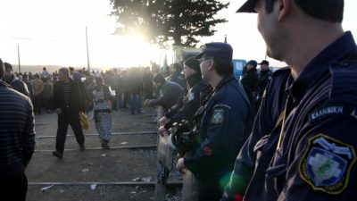 Ausschreitungen in Idomeni: Polizei setzt Tränengas ein