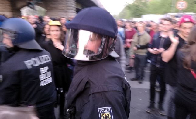 Randale bei 1.-Mai-Demo in Berlin: Mindestens drei Polizeibeamte verletzt