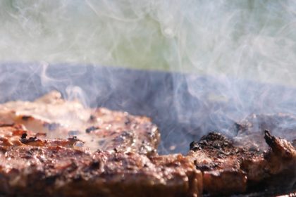 Alu-Grillschalen belasten mariniertes Fleisch erheblich