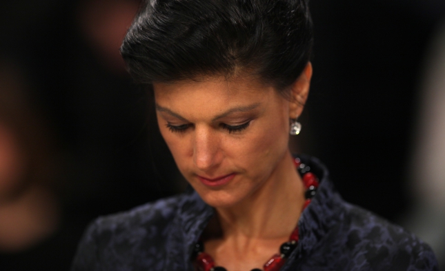 Wagenknecht bei Linken-Parteitag mit Torte beworfen