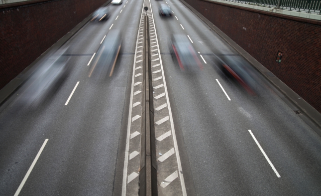 Fahrzeuge fuhren 2014 rund 744 Milliarden Kilometer auf deutschen Straßen