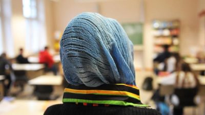 Knappe Mehrheit will Kopftuch-Verbot an deutschen Schulen