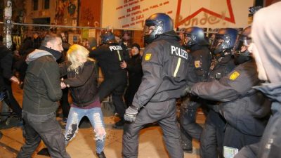 Demonstrationen zum 1. Mai: Wasserwerfer in Hamburg, Ruhe in Berlin