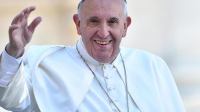 Papst Franziskus wird mit dem Karlspreis ausgezeichnet