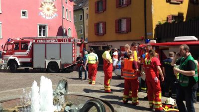 Auto rast in Menschengruppe: ein Toter, mehrere Verletzte