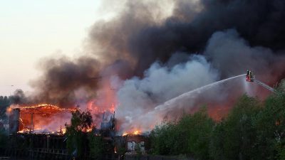 Großbrand in Hamburger Lagerhalle dauert an