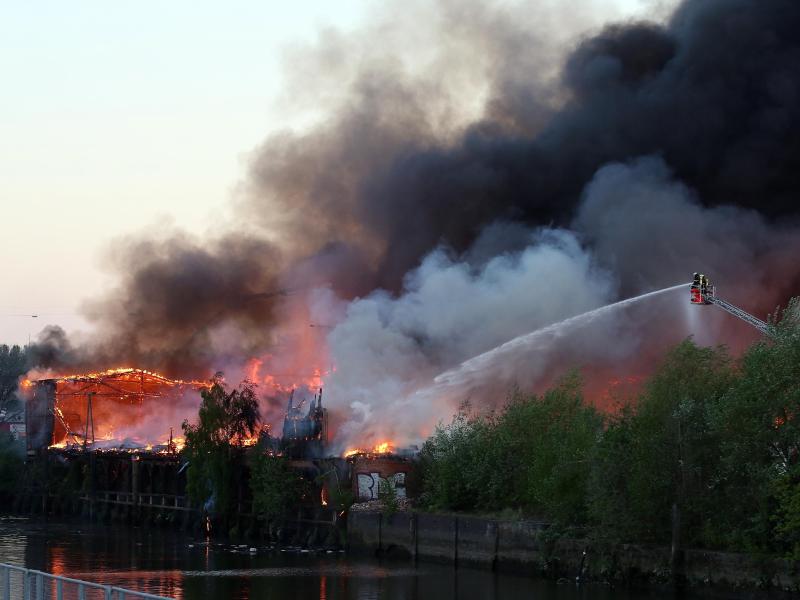 Großbrand in Hamburger Lagerhalle dauert an