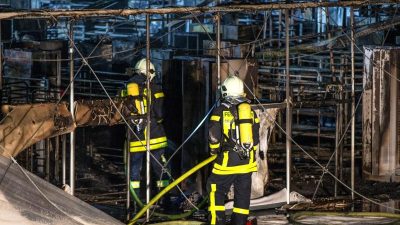 Flüchtlinge entkommen knapp aus brennender Traglufthalle