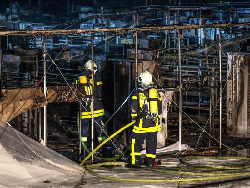 Flüchtlinge entkommen knapp aus brennender Traglufthalle