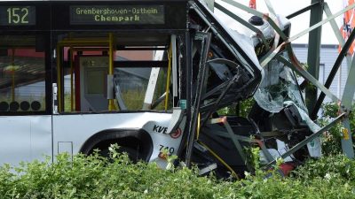 Linienbus verunglückt: 21 Menschen verletzt
