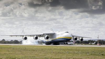 Jubel-Empfang für größtes Flugzeug der Welt in Australien